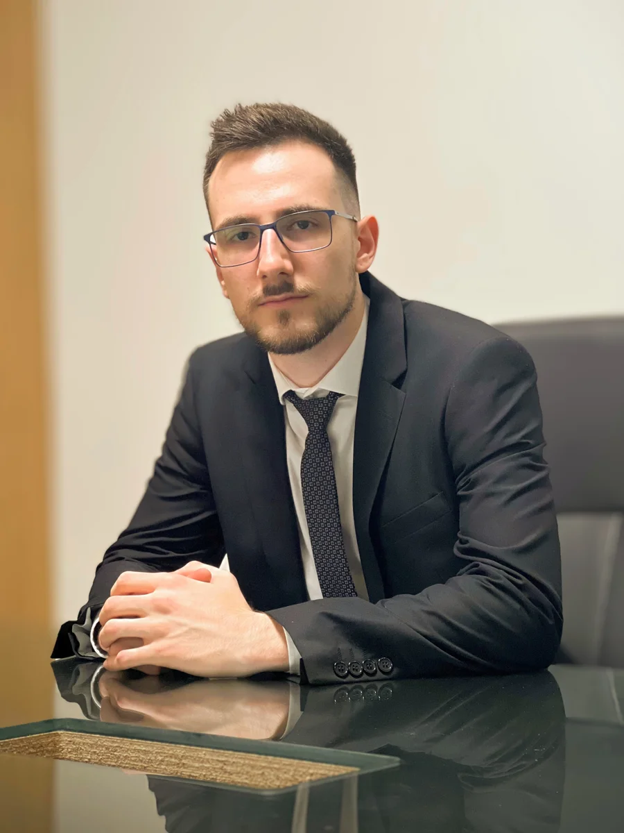 Júnior Luft em atendimento no escritório